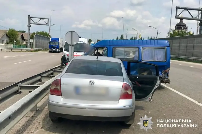 ДТП на Київщині: Ford Transit зіткнувся з Volkswagen Passat