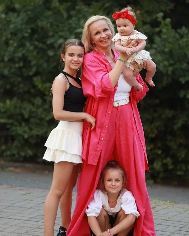 Лілія Ребрик з доньками у купальниках однакового кольору показала розваги у Туреччині