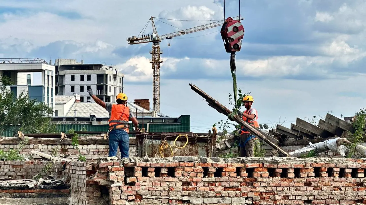 Скільки будинків вже відновили в Харкові із запланованих на 2025 рік (відео)