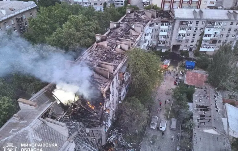У Миколаєві під завалами будинку шукають людину. Фото наслідків нічної атаки