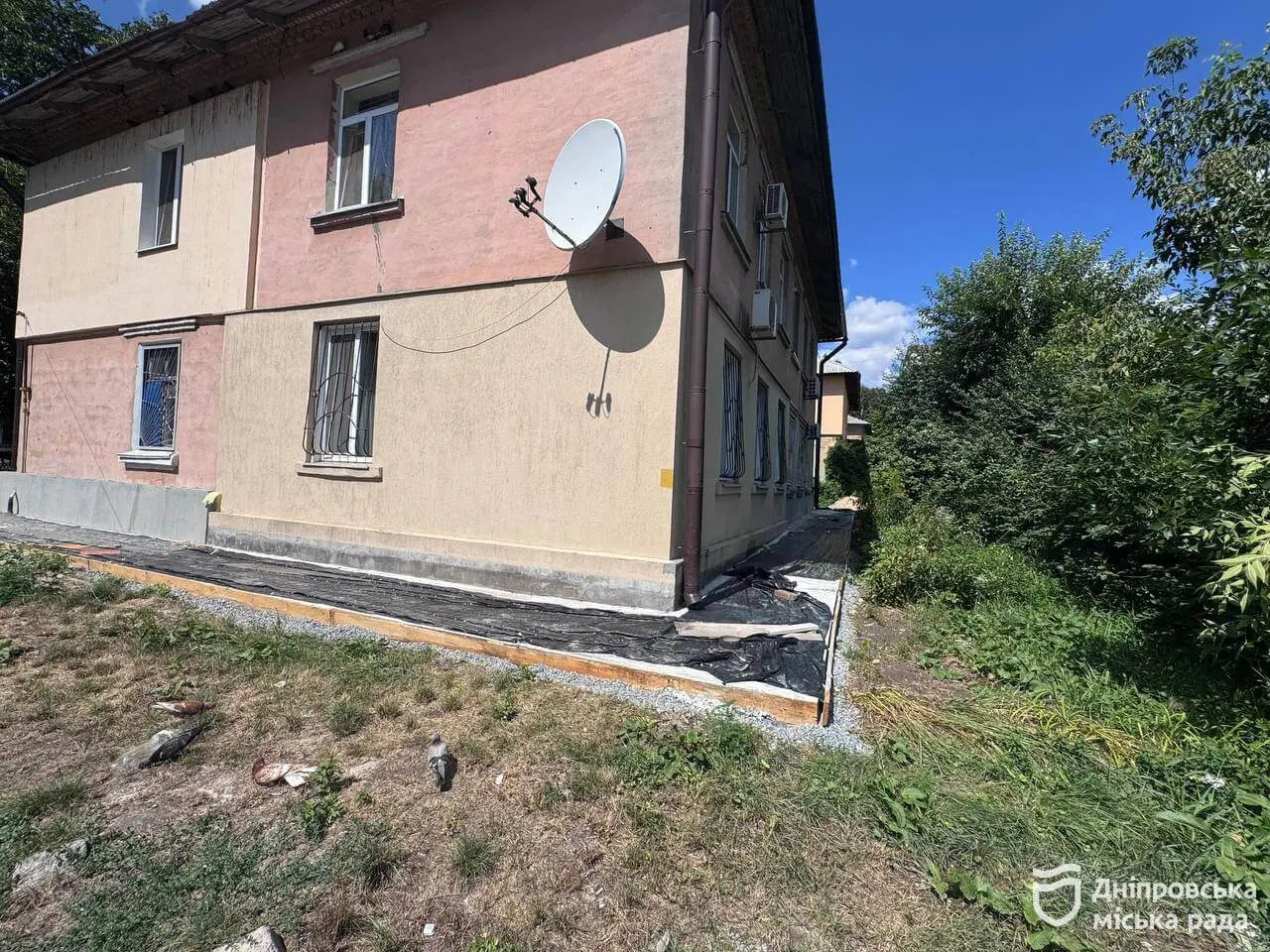 У Дніпрі на вул. Будівельників, 5-Б оновлюють вимощення та цоколь