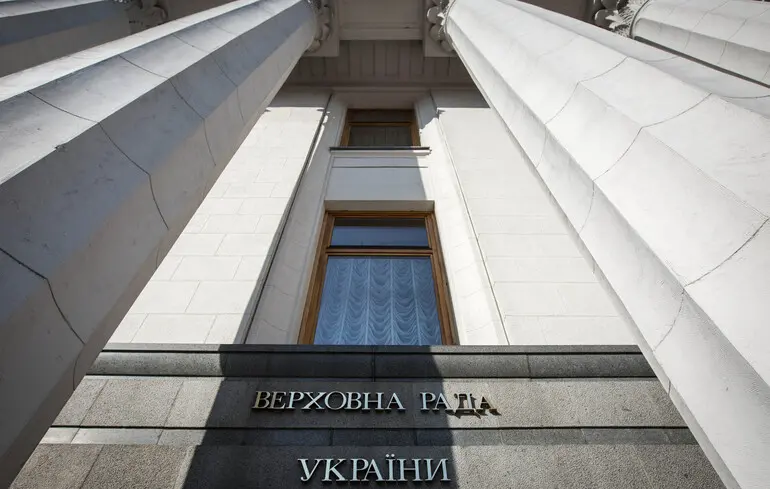 Парламент підтримав у першому читанні законопроєкт про службу за контрактом для людей 60+