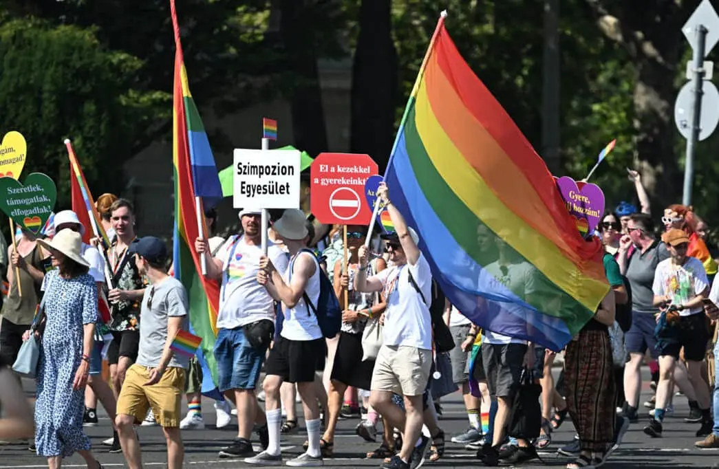 ЗМІ: у Орбана вагаються, що робити з ЛГБТ-прайдом, який збереться попри заборону