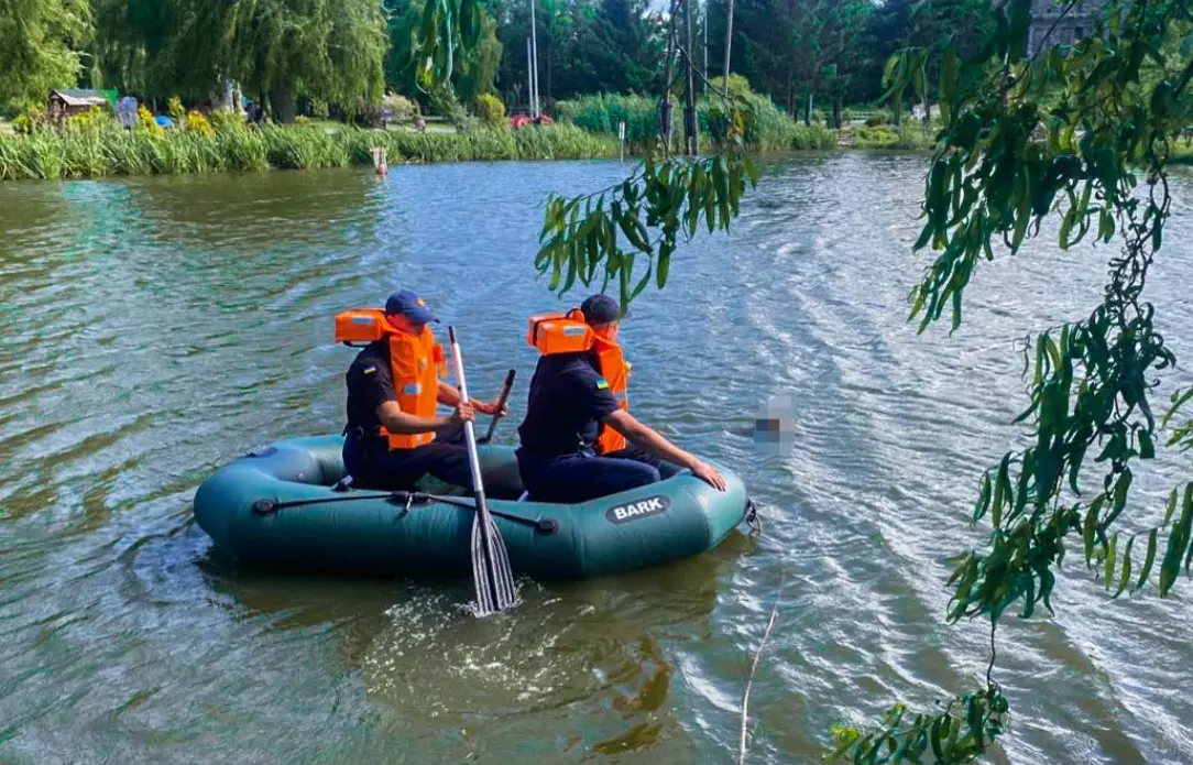 У Хмільнику з водойми міського парку витягли тіло чоловіка