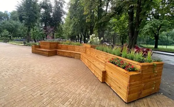 У сквері Солом’янського району облаштували вуличні меблі з озелененням. ФОТО