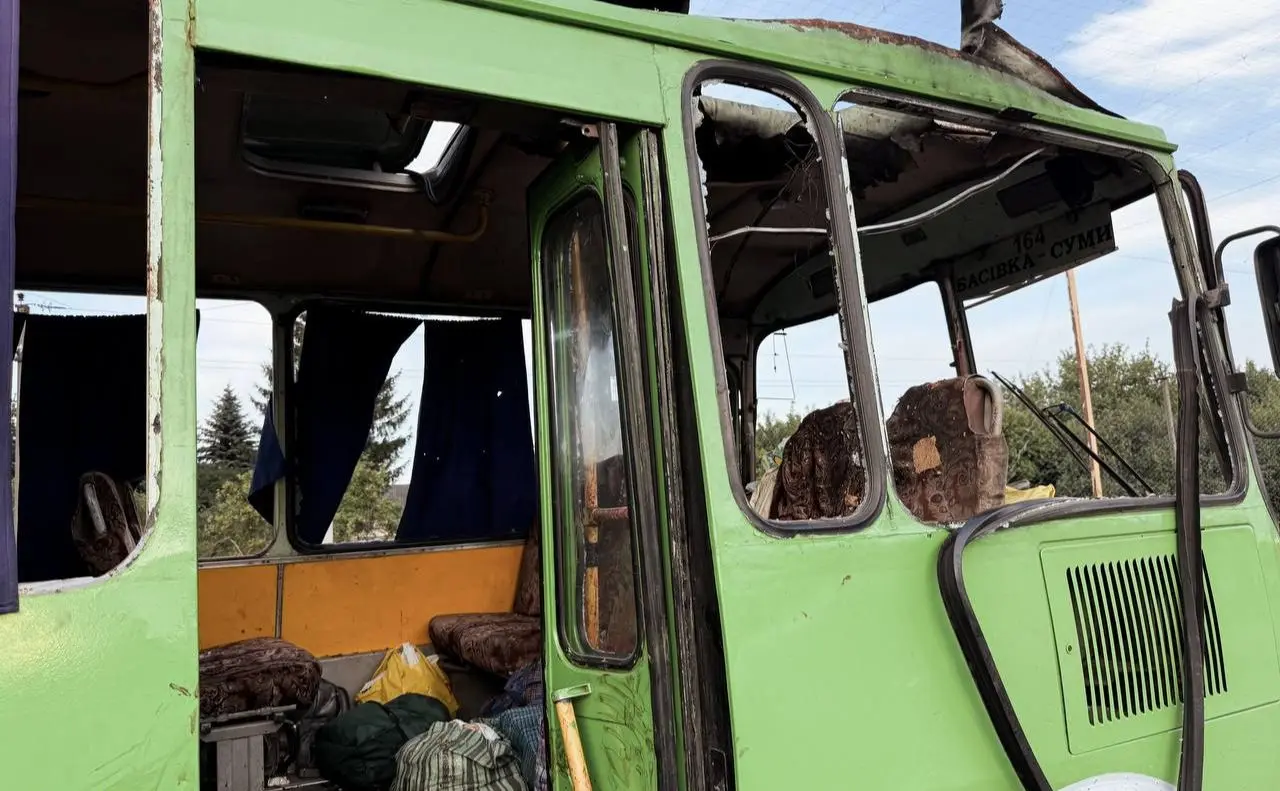 На Сумщині росіяни вдарили дроном по автобусу: є загиблі та поранені. ФОТО