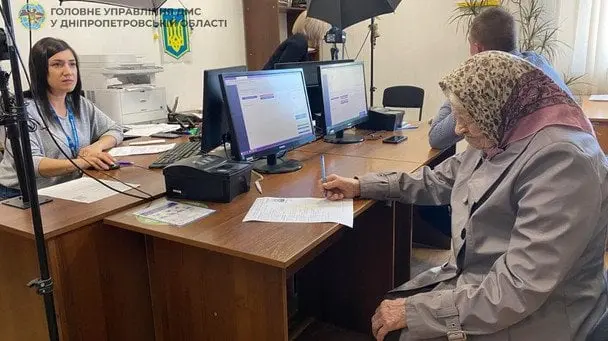 У Павлограді 101-річна бабуся вперше оформила закордонний паспорт, щоб виїхати до Німеччини