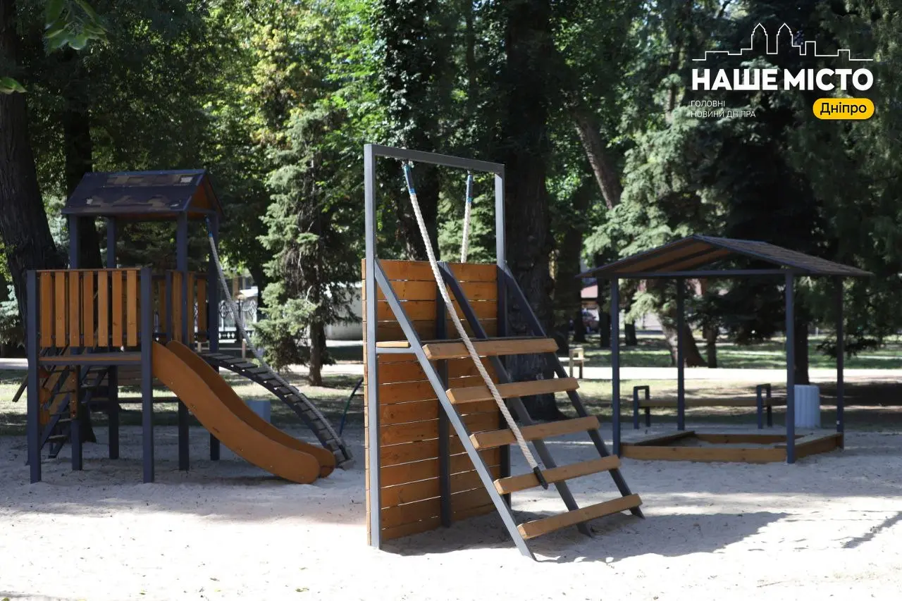 Нові лави, ремонти майданчиків і безпечні зони відпочинку: у Дніпрі оновлюють парки та сквери