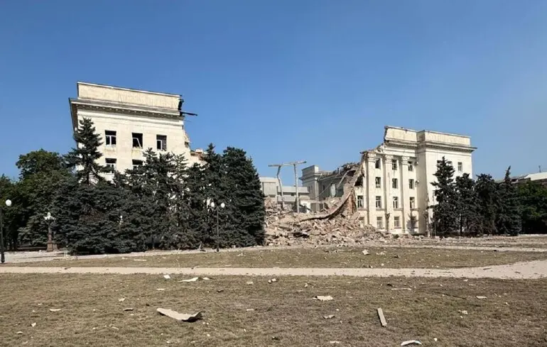 Росіяни фактично зруйнували будівлю Херсонської ОДА. З'явилось відео удару