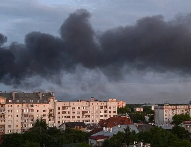 Росія вдарила по центру Харкова двома КАБами — під завалами люди