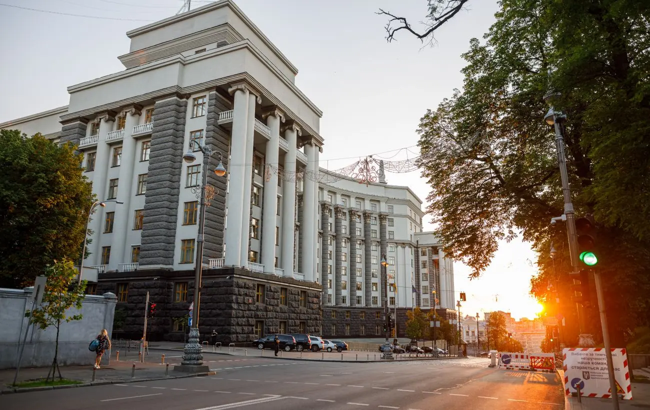 Зарплати чиновників зросли на 20%. У двох відомствах платять понад 100 тисяч гривень