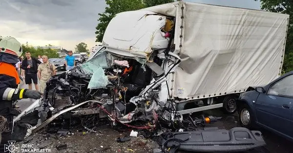 На Закарпатті у важкій ДТП за участі трьох автомобілів постраждали п’ятеро людей