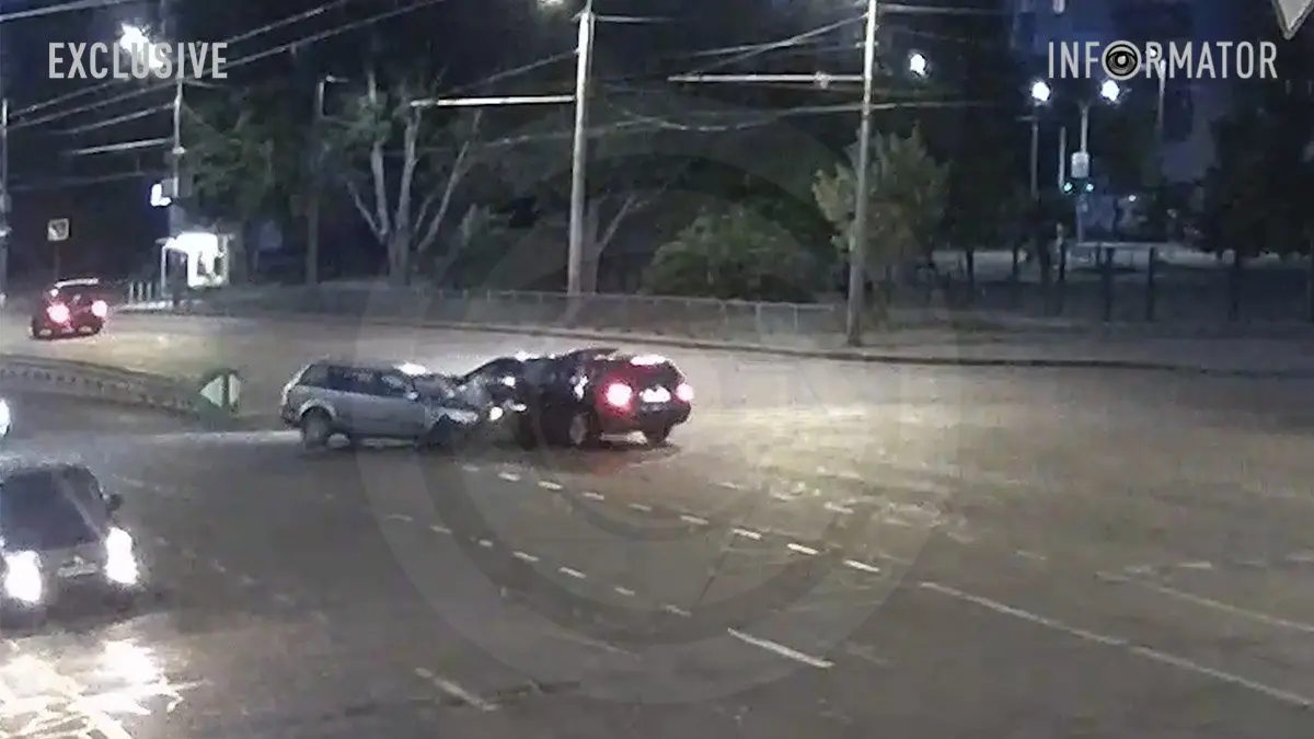 Відео моменту: у Дніпрі на Набережній Заводській зіштовхнулись BMW, Opel та Volkswagen