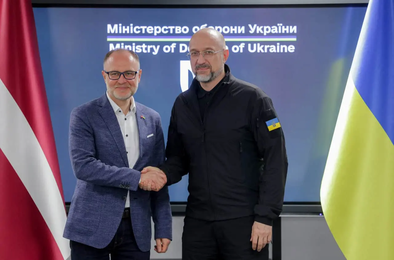 Міністр оборони Латвії зустрівся зі Шмигалем у Києві