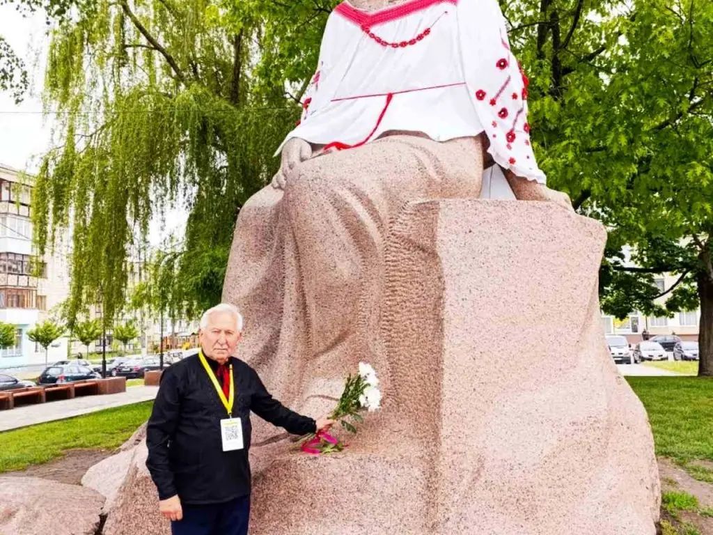 Вивчати історію із баяном: про вчителя з Одещини, який створив два музеї