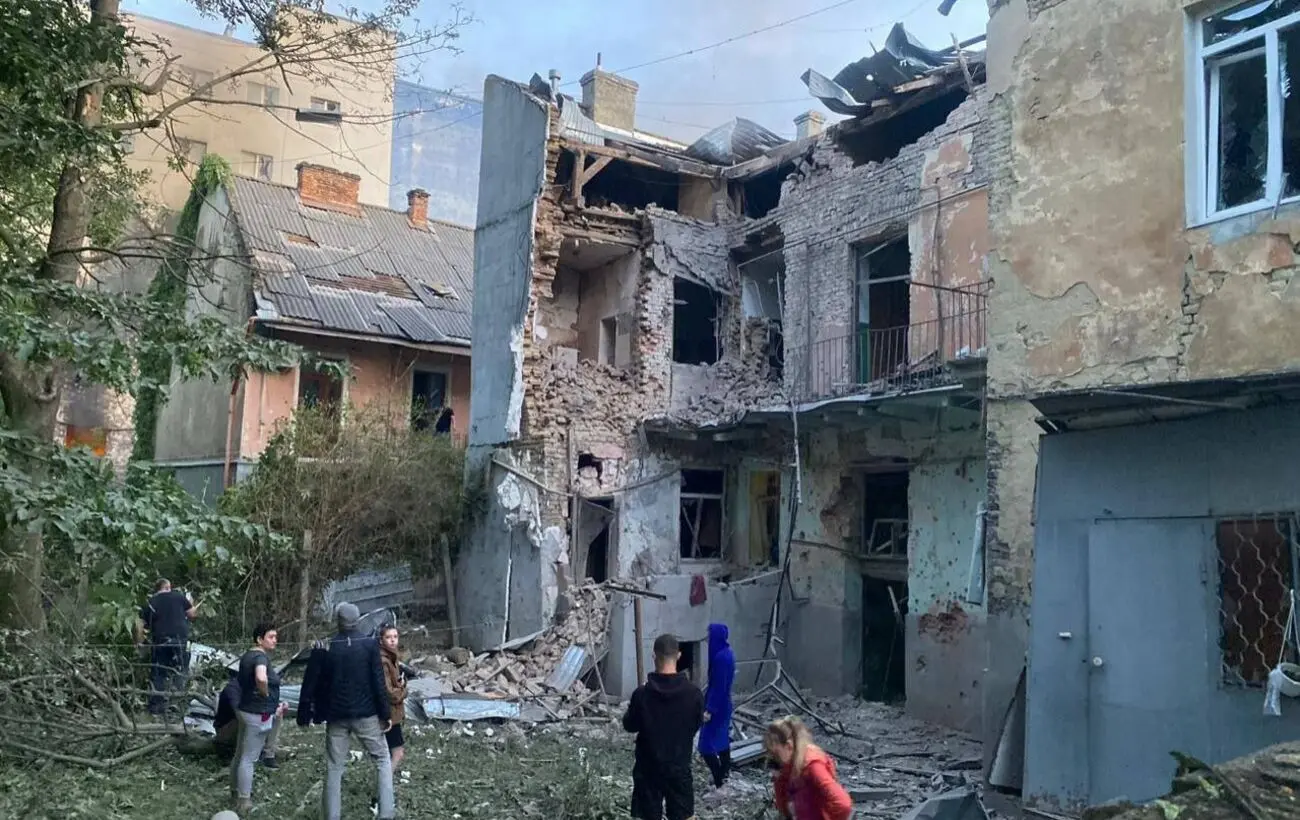 Нічна атака на Львів: четверо постраждалих, пожежі та руйнування