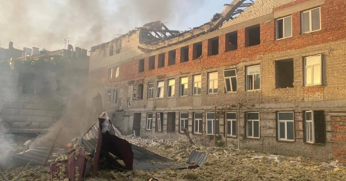 Наслідки влучань "шахедів" по центру Харкова: пошкоджені поліклініка, пологовий та коледж 