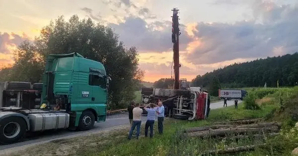 Через ями на дорозі на Львівщині перекинулася вантажівка