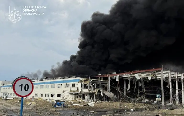 Ракета РФ влучила в завод американської компанії з виробництва електроніки в Мукачеві: зросла кількість поранених