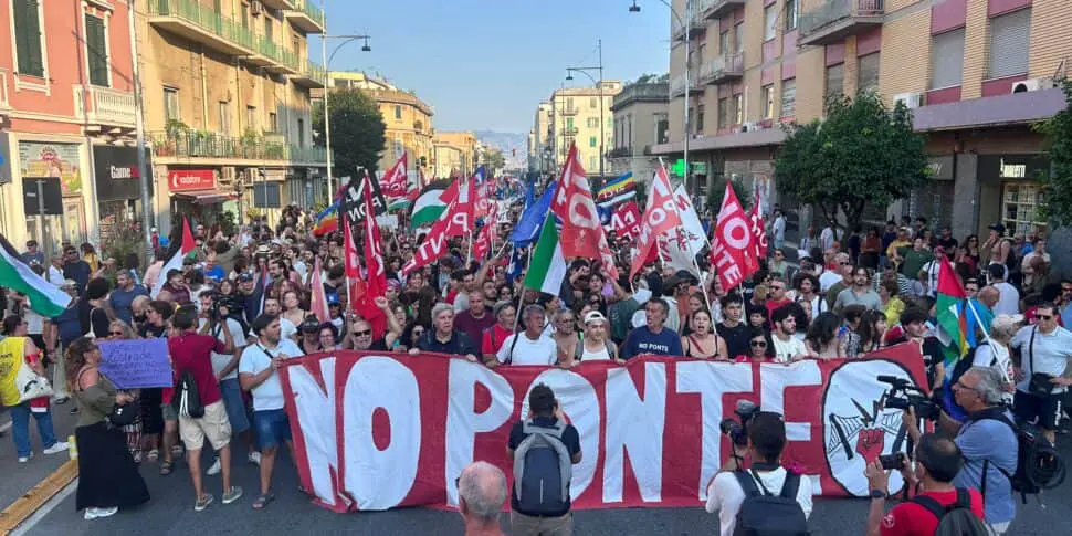 Протест проти будівництва мосту через Мессінську протоку в Італії