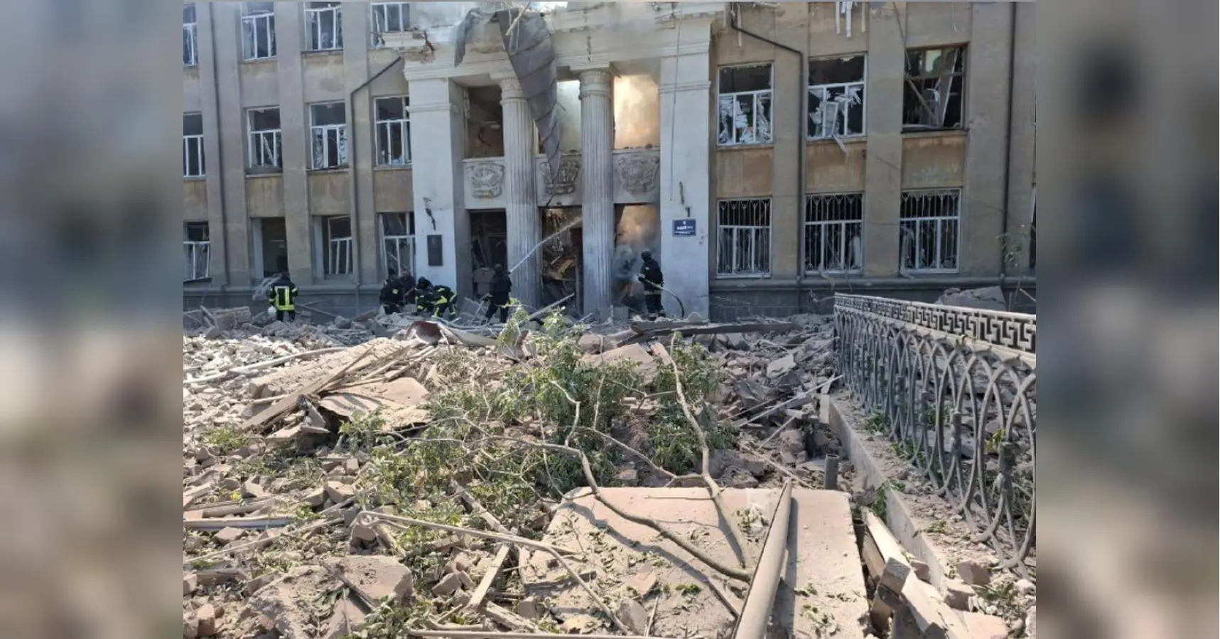 У Білгород-Дністровському є загиблі після удару балістикою, під завалами шукають людей (фото, відео)