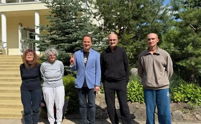 У Білорусі звільнили 14 політв’язнів після візиту спецпосланця президента США