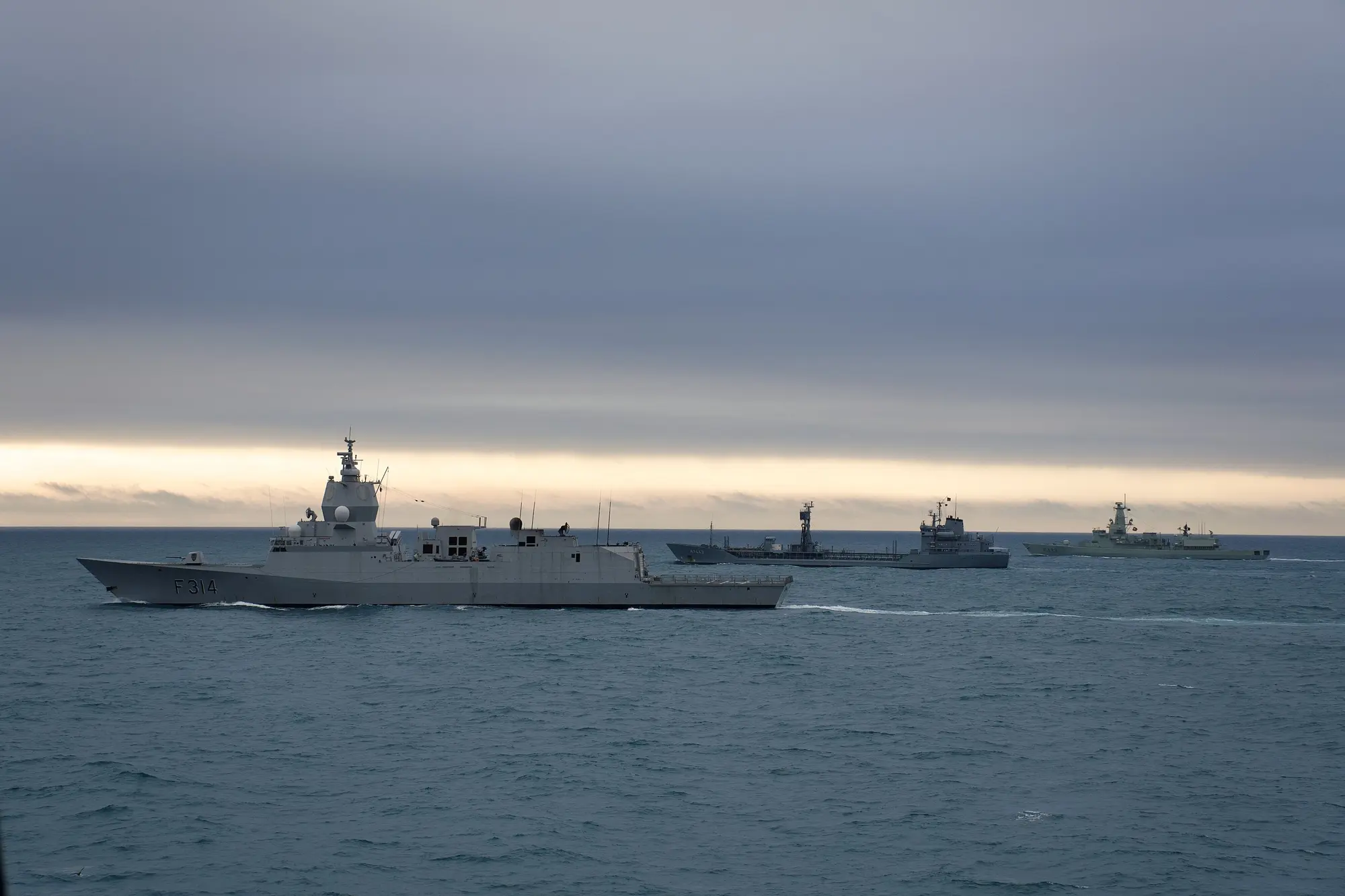 Страны НАТО провели военно-морские учения вблизи арктического побережья России – фото