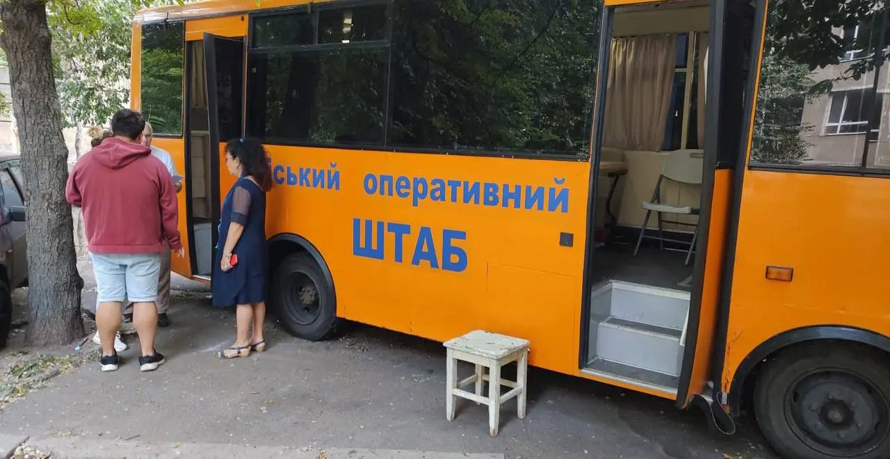 На місці ліквідації наслідків ворожої атаки розгорнуті міські оперативні штаби