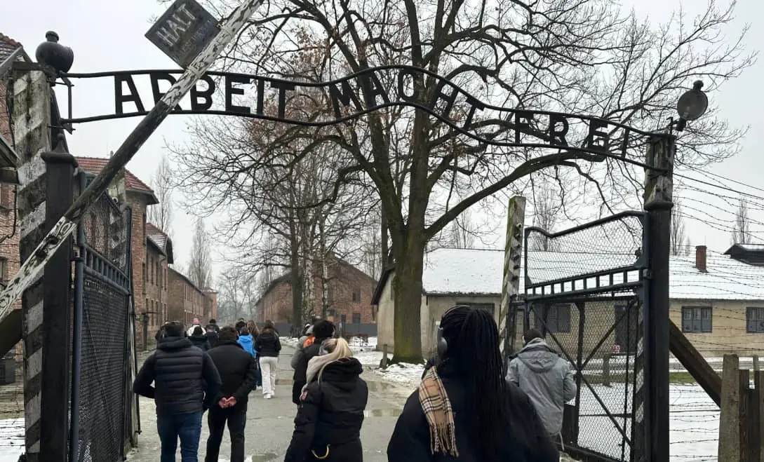 У Німеччині двох школярів виключили за школи за правоекстремістський жест в Аушвіці