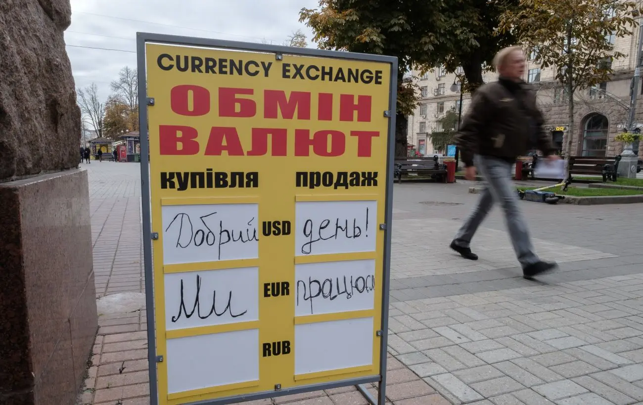 НБУ підвищує курс долара третій день поспіль