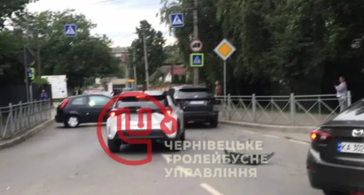 Через ДТП на Винниченка змінили маршрут автобуса №9