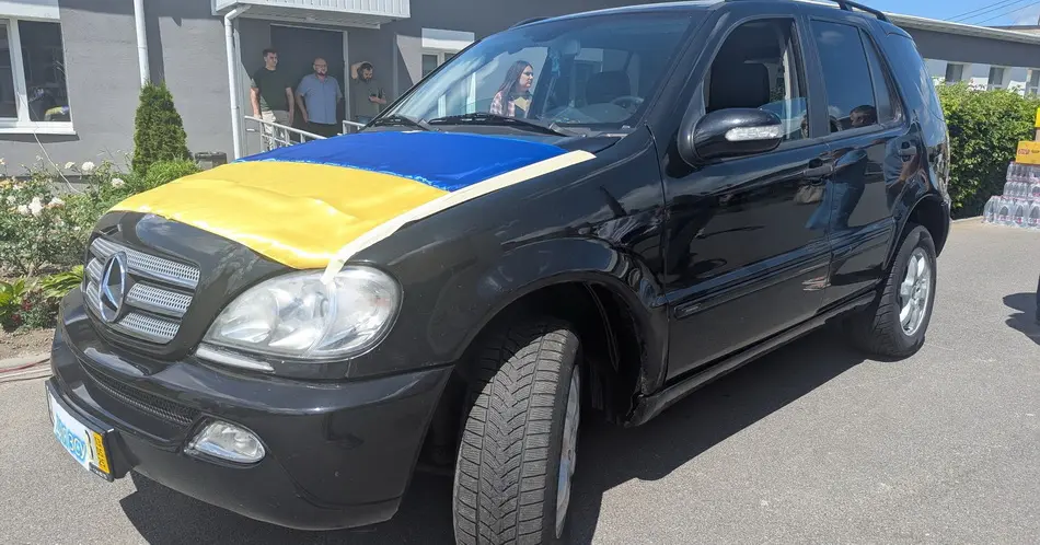Вінницькі школярі купили Mercedes для військових