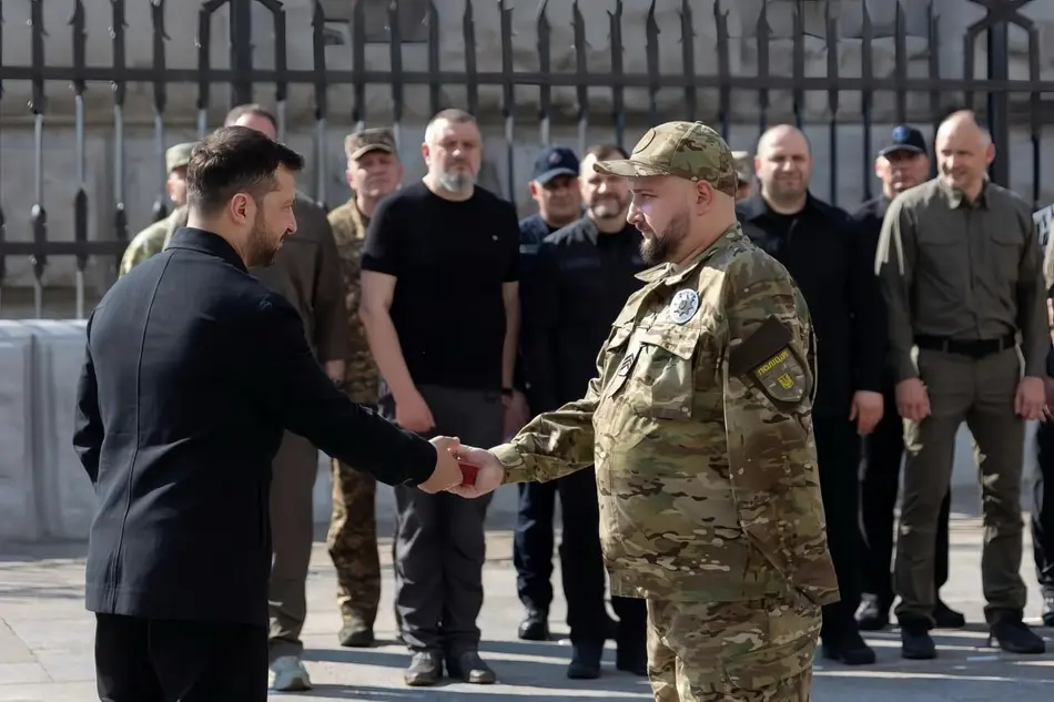 Героїчний поліцейський Аїд нагороджений Володимиром Зеленським