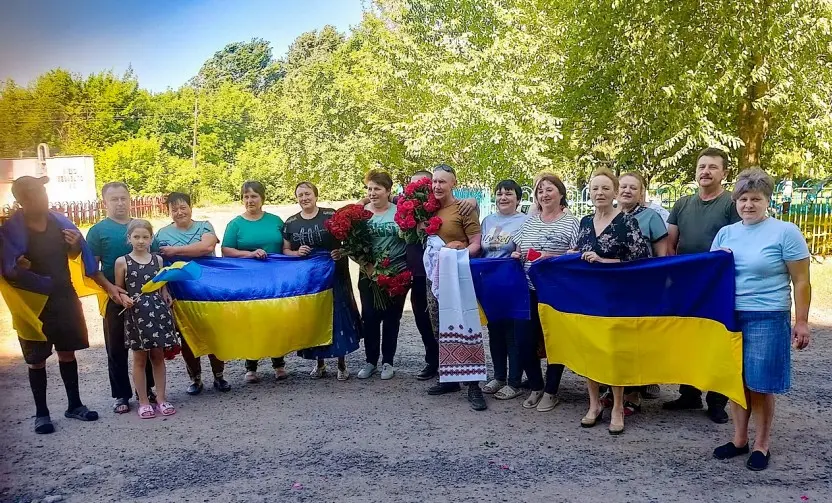 На Вінниччині усім селом зустрічали на рідній землі воїна, який повернувся з полону