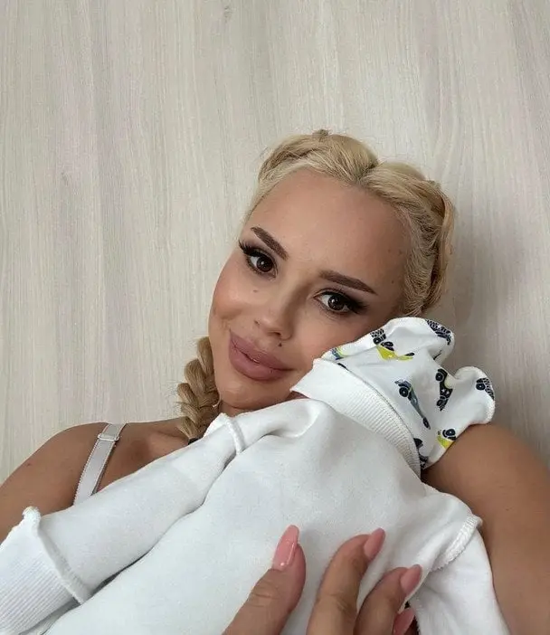 Співачка СолоХа втретє стала мамою та показала новонародженого малюка