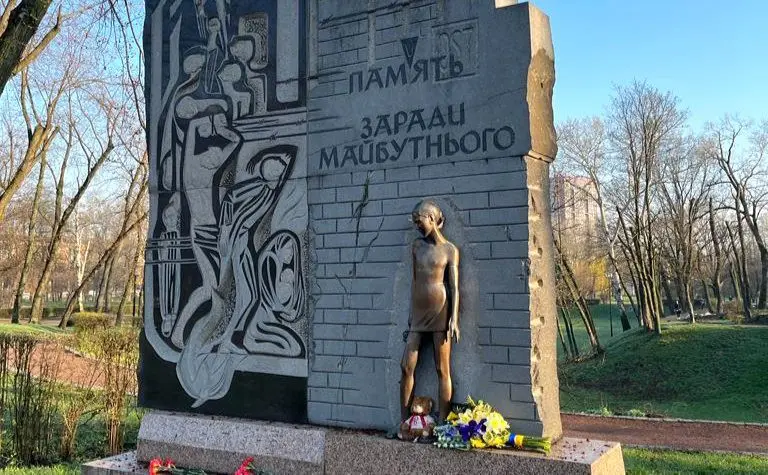 Важкі часи мають голос: у бібліотеки України передадуть 10 тисяч книжок про Голокост