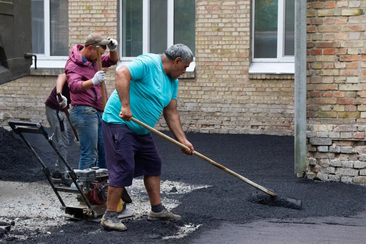 У Переяславі розпочали укладання асфальту біля місцевої лікарні