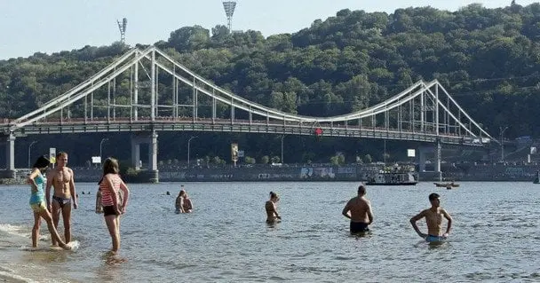 Купальний сезон у Києві 2025: санлікар розповів, чи можна купатися на пляжах