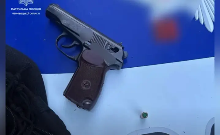 Гуляв зі зброєю: у Чернівцях правоохоронці затримали чоловіка