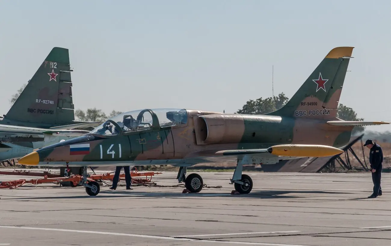 РФ будує укриття для літаків на 14 авіабазах, зокрема в Криму: знімки супутника
