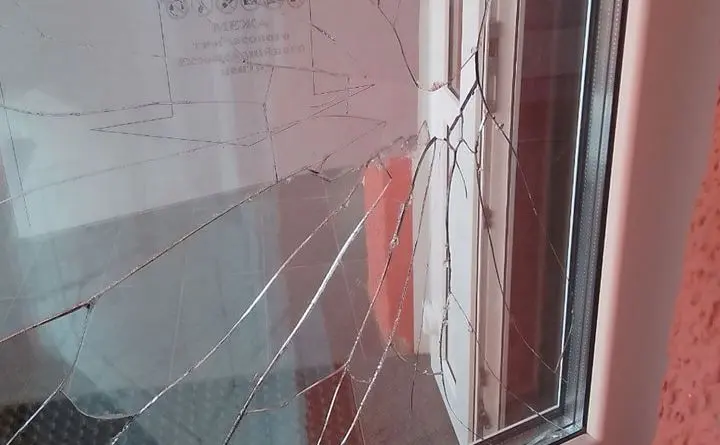 Рідна моя школа: у Києві напівголий чоловік «штурмував» ліцей