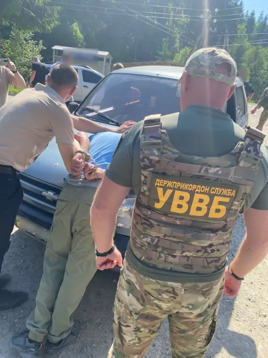 Чернівецькі прикордонники затримали організатора незаконного перетину кордону