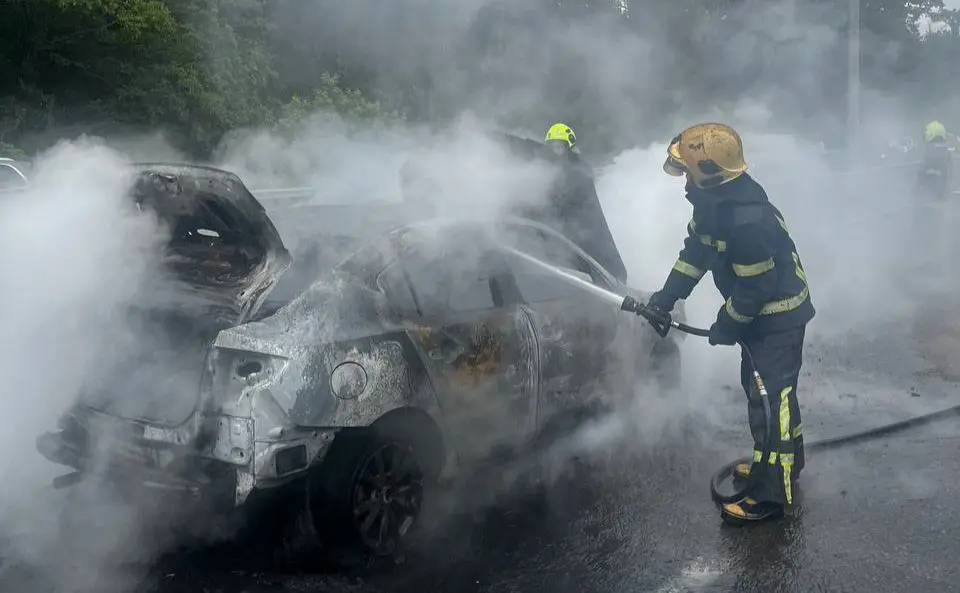 На Брест-Литовському шосе автомобіль «Mazda» вигорів повністю