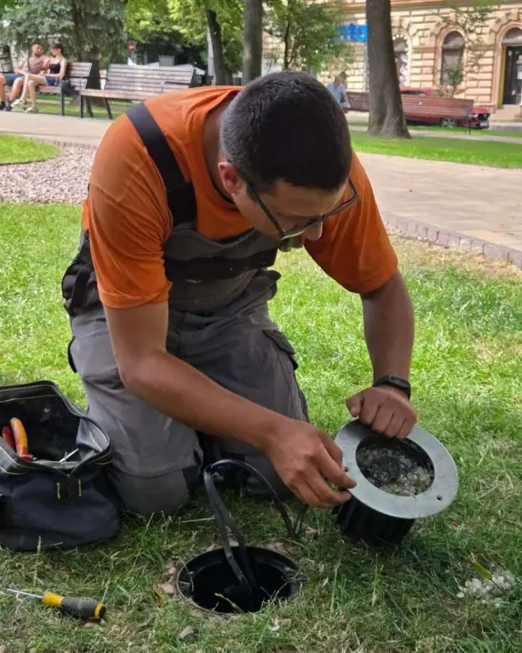 Вандали понищили підземну підсвітку у сквері Дня Вишиванки у Чернівцях