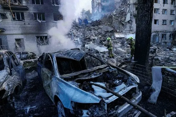 Є загроза обвалу, кількість людей під завалами невідома: ДСНС про "приліт" у будинок в Києві