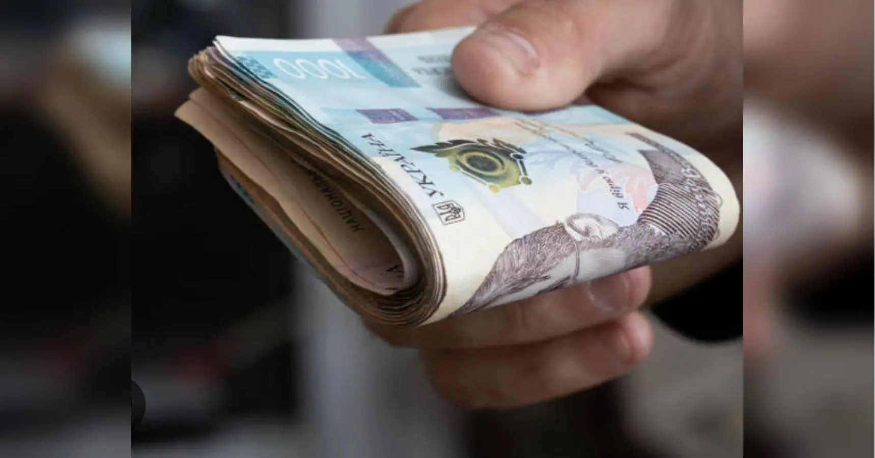 Благодійники продовжили грошову допомогу українцям: як отримати гроші
