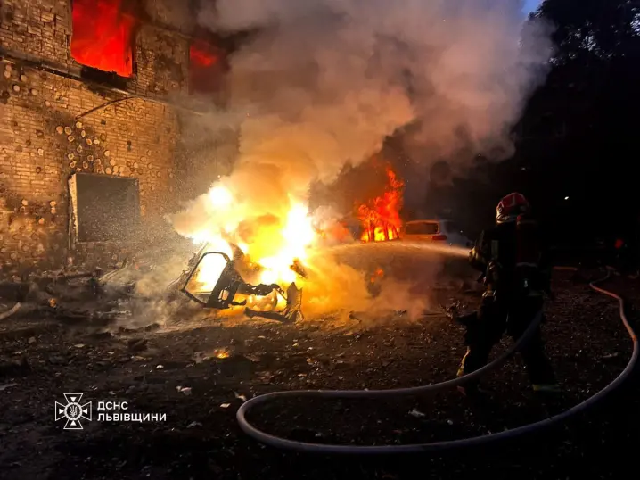 Внаслідок масованого обстрілу російські війська поцілили в житлові будинки у Львові та Луцьку