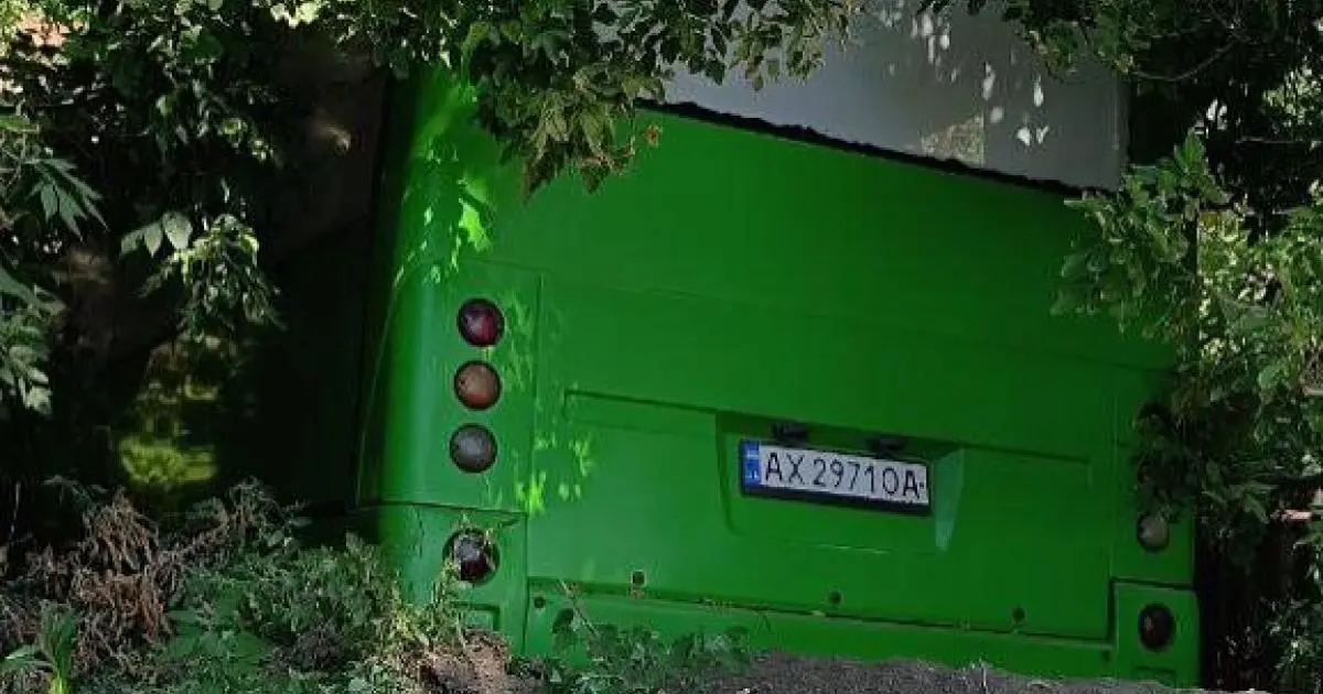 У Харкові автобус злетів у кювет