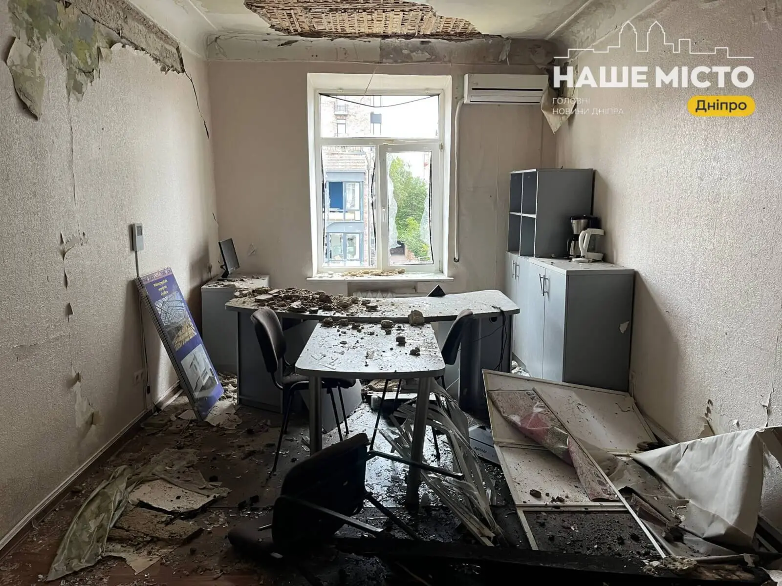 Гори скла, уламки бетону та затоплені поверхи: як виглядає всередині офісна будівля у Дніпрі, в яку влучив шахед