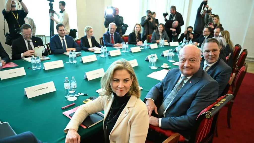 В Австрії заморозили зарплати топпосадовцям